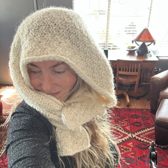 Soft cream color, handmade snood. I bought this in Vilnius Lithuania at a market - Picture 7 of 14